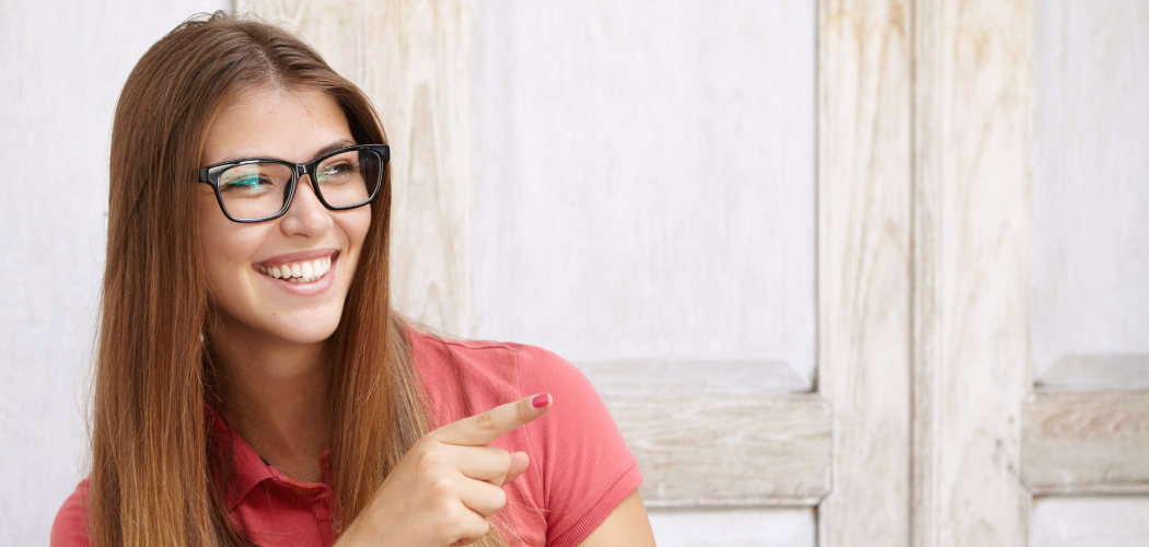 Optometrista escogiendo el mejor espejuelo para una niña